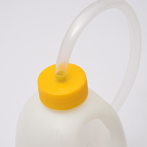 Orinal Portátil de Plástico de 1700 ml con Tubo de 90 cm para Pacientes Postrados en Cama - Product Image 3