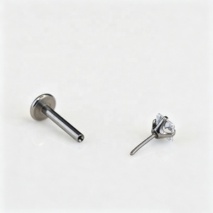 Orecchini a lobo in titanio G23 a forma di stella quadrata e cuore con zirconi, a pressione, con retro piatto, per piercing alla cartilagine e al <span class=keywords><strong>trago</strong></span> - Product Image 6