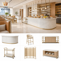Ensemble de mobilier de luxe pour hôtel et restaurant avec tables en marbre, chaises de salle à manger, banquettes, comptoir de buffet et tabourets de bar