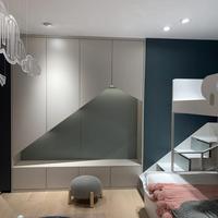 Armoire de luxe évolutive pour enfants, profil de sécurité arrondi, idéale pour les chambres en suite de villas