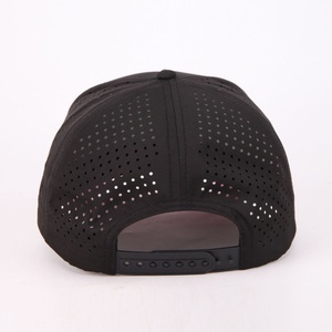 Casquette de baseball sportive personnalisée à 5 panneaux en polyester imperméable avec perforations découpées au laser et patch en caoutchouc pour le golf - Product Image 4