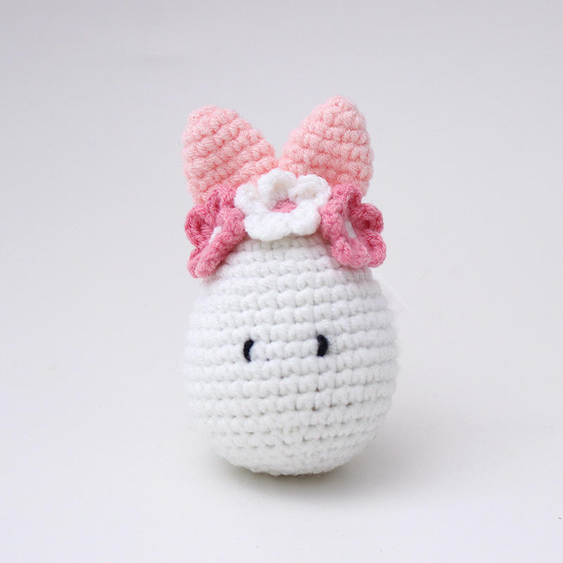 Lapin blanc de Pâques porte une fleur sur la tête