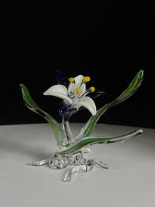 Handgeblazen glazen witte leliebloem sculptuur met vlinder, groene steel, gele meeldraden, handgemaakt decor - Product Image 3