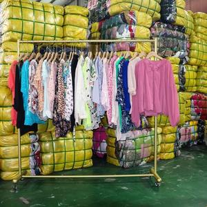 Fardos Premium de Roupas Americanas Usadas Mistas de Alta Qualidade - Product Image 4