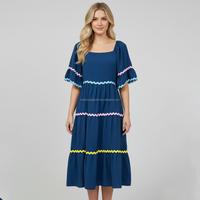 Robe midi sur mesure OEM à col carré et manches courtes, avec bordure colorée en zigzag, volants smockés superposés, coupe trapèze, style Cottagecore