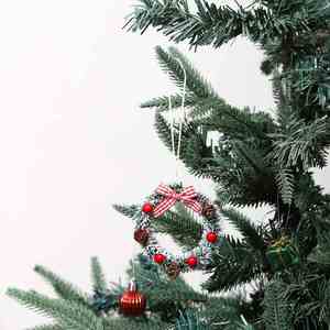 Mini Corona Navideña Transfronteriza Verde con Piñas, Lazo de Cinta, Adornos y Decoraciones de Copos de Nieve Blancos para Venta al por Mayor - Product Image 3