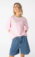 T-shirt personnalisé 2026 pour femme, imprimé lettres rayées, color block rose clair et vert, avec logo arrière surdimensionné, style vintage OEM