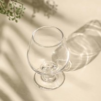 Luxe transparante kristallen wijnglazen van hoge kwaliteit, geschikt voor bar of feest.