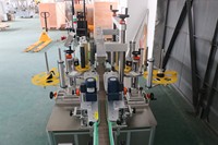 Machine d'étiquetage industrielle double face pour bouteilles plates et rondes, contenants |   Etiqueteuse automatique avec certification CE et ISO