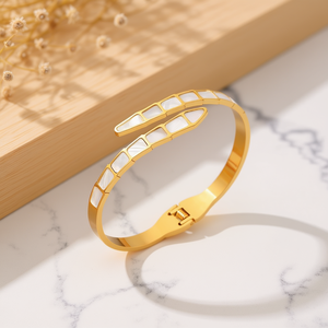 Bracciale a fascia regolabile in acciaio inossidabile placcato oro - Product Image 2