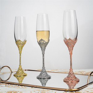 Flûtes à champagne en verre nacré de 230 ml avec base métallique <span class=keywords><strong>gravée</strong></span> de diamants et logo personnalisé, ornées de pierres CZ étincelantes - Product Image 4