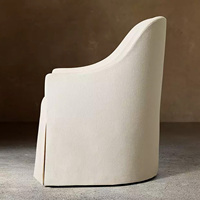 Fauteuil de salle à manger Rhoohill personnalisé de style américain moderne avec roulettes, structure en bois massif et jupe ajustée