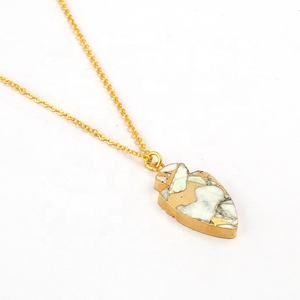 Collar con colgante de piedras preciosas de howlita diseñado a mano con cadena de eslabones con forma de punta de flecha chapada en oro, joyería para boda y regalo - Product Image 1