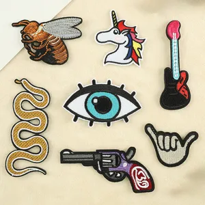 Liefermaschine Stickerei aufbügeln schlangen-Einhorn-Auge und Gitarre-Dekorationspatches für Kleidung