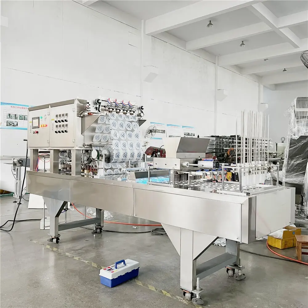 Impianto di imbottigliamento di macchinari per il riempimento di bottiglie di acqua pura minerale potabile completo automatico