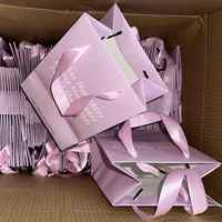 Sac cadeau en papier rose poudré avec bordure dorée rose, ruban satiné, poignée, emballage pour mariage, fête nuptiale