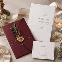Ensemble d'invitations de mariage élégantes et minimalistes personnalisées, carte gaufrée ivoire avec enveloppe bordeaux et bordure dorée