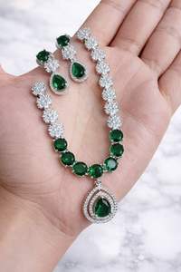 Ensemble de bijoux indiens en diamants américains fantaisie : collier, boucles d'oreilles et pendentif élégants pour femmes et filles - Product Image 5