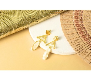 Boucles d'oreilles élégantes en perles prismatiques pour femmes, design unique, perles réfléchissant la lumière, bijoux contemporains sophistiqués pour les occasions - Product Image 2