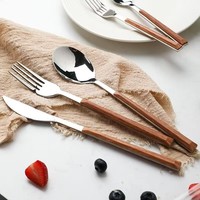 Ensemble cuillères et fourchettes en acier inoxydable Ensemble d'argenterie lavable au lave-vaisselle Ustensiles de table Ensemble de couverts en bois pour restaurant