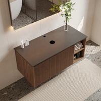 Meuble-lavabo mural cannelé avec étagère latérale ouverte, vasque à poser, plan de travail en quartz et portes de meuble à fermeture douce