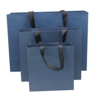Sacs en papier personnalisés en gros pour le marché du commerce, avec impression esthétique ivoire et dorure rose, pour cadeaux et publicité, pour T-shirts, personnalisables en ligne