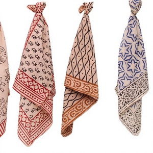 Ensemble de bandanas carrés en coton imprimé faits à la main |   Écharpes florales douces à séchage rapide |   Écharpe de cou en tissu bohème tendance pour l'été - Product Image 3