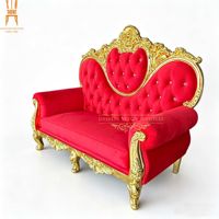 Canapé de mariage de haute qualité en velours rouge sculpté or, style baroque royal, pour la mariée et le marié, idéal pour les banquets d'hôtel, les événements et les fêtes