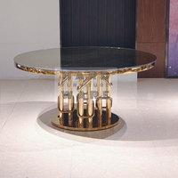 Table ronde de mariage de luxe moderne pour événements hôteliers, banquets, avec base en acier inoxydable doré et plateau en verre noir