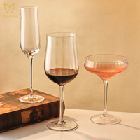 Ensemble de verres à pied côtelés élégants, flûtes à champagne, verres à cocktail coupe, verrerie vintage pour fêtes et bars