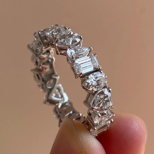 Anello con Design Geometrico a Cuore, Stile Elegante, Anello da Dito per Donne - Product Image 1