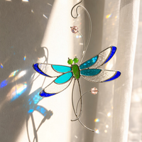 Attrape-soleil libellule Art déco artisanal vitrail avec accents de cristal décoration de fenêtre sur le thème de la nature pour la maison ou le cadeau