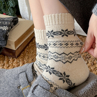 Chaussettes en laine de mouton épaisses et chaudes pour femmes et filles, mode d'hiver, chaussettes rétro à motif de flocons de neige, chaussettes mi-mollet à revers