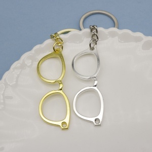 Accessoires de mode en zinc légers en gros : montures de lunettes, porte-clés, pendentifs, décorations pour sacs et bracelets - Product Image 3
