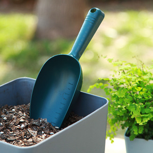 Venta al por mayor pequeña luz PP Arena de plástico y pala de nieve con mango para niños Mini accesorio de jardín para proyectos de bricolaje y OEM - Product Image 3