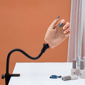 Main d'entraînement <span class=keywords><strong>en</strong></span> <span class=keywords><strong>silicone</strong></span> (noir/blanc) avec <span class=keywords><strong>bras</strong></span> flexible et pince de fixation pour bureau, idéale pour l'entraînement au nail art – Vente directe usine - Product Image 3
