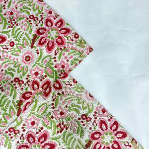 Tela de Algodón Estampada con Flores Blancas y Patrón Botánico en Rosa, Rojo y Verde para Kurti, Vestido, Traje Salwar y Ropa Étnica - Product Image 4