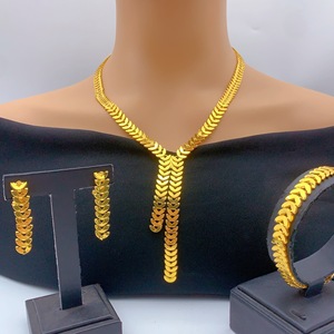 Ensemble de bijoux en alliage plaqué or 24 carats haut de gamme, design exquis, colliers de mariage <span class=keywords><strong>pour</strong></span> femmes, bijoux <span class=keywords><strong>fantaisie</strong></span> <span class=keywords><strong>pour</strong></span> dames - Product Image 6