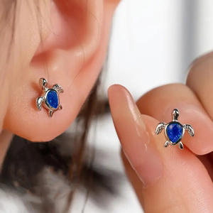 Orecchini a Perno E4590 a Forma di Tartaruga in Oro Bianco con Cristallo Blu Taglio a Pera, Gioielli Unisex alla Moda - Product Image 3