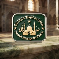 Badge métallique moderne islamique arabe personnalisé en émail dur bicolore irrégulier pour fond argenté, doré et turquoise, avec silhouette de mosquée