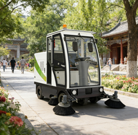 Mini balayeuse électrique à quatre roues avec bras robotique télescopique, équipée d'une pompe à moteur, d'un engrenage, d'un réservoir d'eau, d'un bac à déchets et de 4 moteurs de nettoyage
