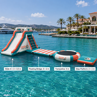 Grand équipement de parc aquatique gonflable : toboggan, pont, trampoline, plateforme à marches pour le plaisir à la plage