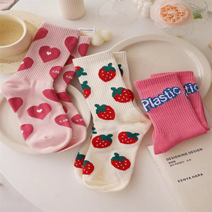 Calcetines de media pantorrilla para mujer, de algodón, con estampado de fresas y letras, estilo holgado, para jóvenes, uso casual. - Product Image 3