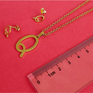 Ensemble de bijoux minimaliste en acier inoxydable <span class=keywords><strong>plaqué</strong></span> <span class=keywords><strong>or</strong></span> 18 carats avec pendentif chaîne lettre majuscule gravée et boucles d'oreilles clous - Product Image 2