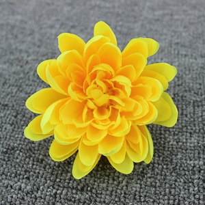 Fábrica al por mayor China Amarillo Blanco artificial crisantemo <span class=keywords><strong>flores</strong></span> <span class=keywords><strong>de</strong></span> seda cabeza flor artificial <span class=keywords><strong>para</strong></span> decoración funeraria - Product Image 2
