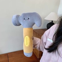 Peluche Super Douce et Mignonne en Forme de Marteau et Clé à Molette 3D, Poupée Rembourrée avec Visage Souriant et Étiquette Jaune