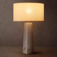 Lampe de table conique en marbre avec abat-jour en lin pour chambre principale, villa de luxe, service OEM, personnalisable, qualité contractuelle pour projets immobiliers, certifiée ETL