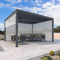 Pergola motorisée en aluminium thermolaqué avec toit à lames, gazebo avec balcon et écrans latéraux imperméables pour extérieur, directement de l'usine