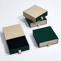 Boîte cadeau tiroir à bijoux 2026 en stock, emballage en papier premium avec insert souple pour bagues, colliers et accessoires