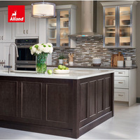Armoires de cuisine AllandCabinet en forme de I, en érable Lockheart Irish Creme et en cerisier Lockheart Smoke, avec verre dépoli cannelé